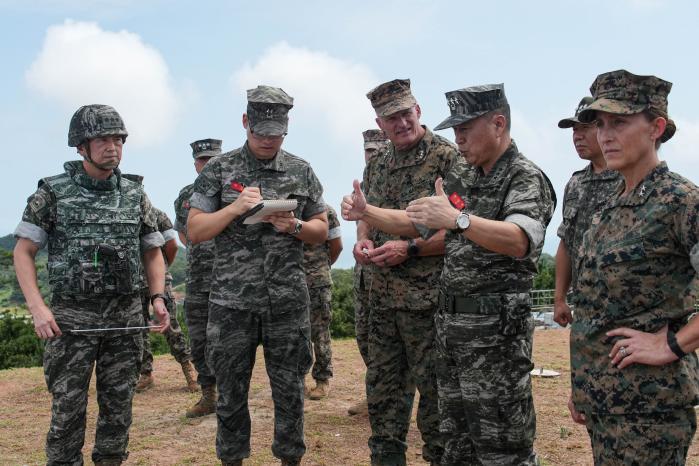 주일석 해병대사령관 · 로저 터너 미 해병대사령관, 연평부대 방문 “한미 해병대 연합작전 태세 이상 無”